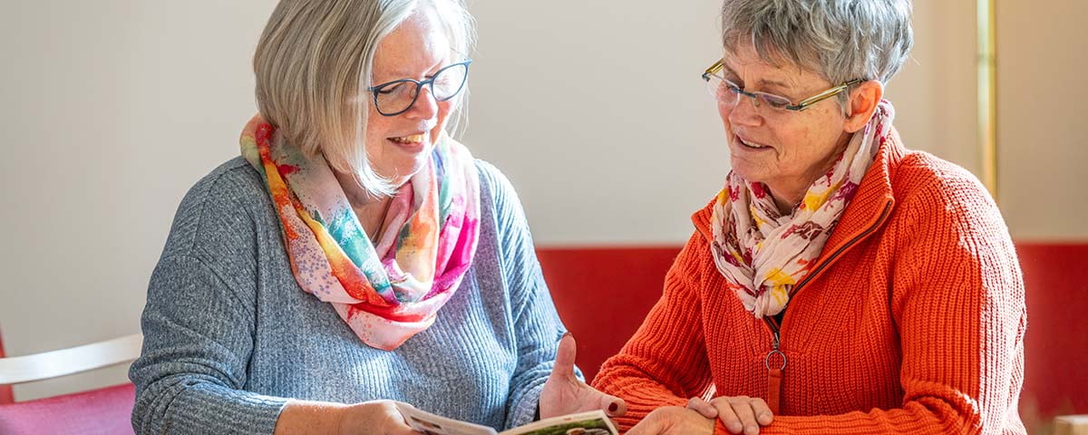 Seniorin und Altenpflegerin haben Spaß.