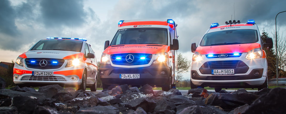 Bild von drei Malteser Wagen für den Rettungsdienst. 