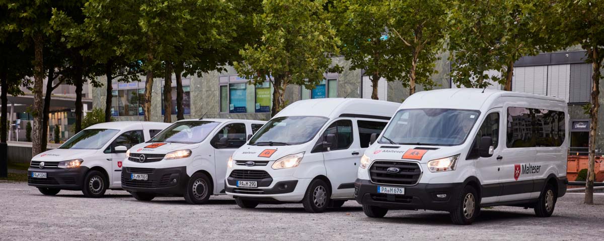 Vier Malteser Fahrzeuge für den Fahrdienst für die Beförderung von Menschen mit Behinderung und eingeschränkter Mobilität. 