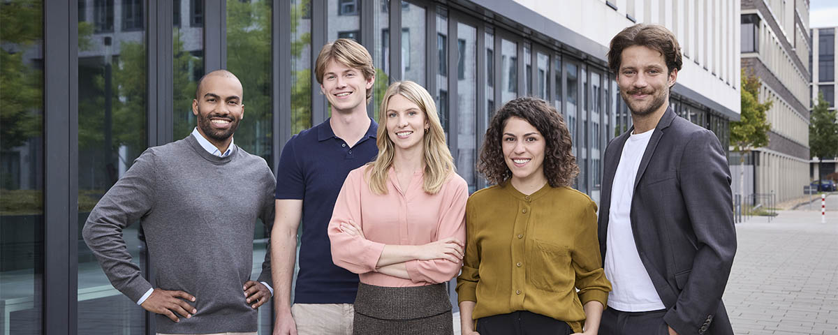 Malteser Traineeprogramm vor der Zentrale in Köln
