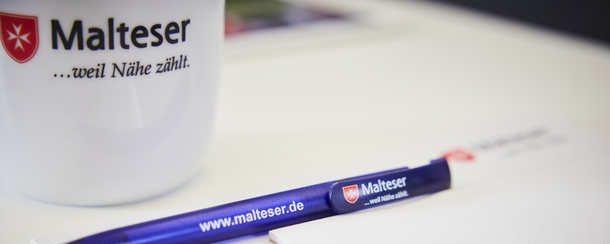 Malteser Brand Tasse und Kugelschreiber. 