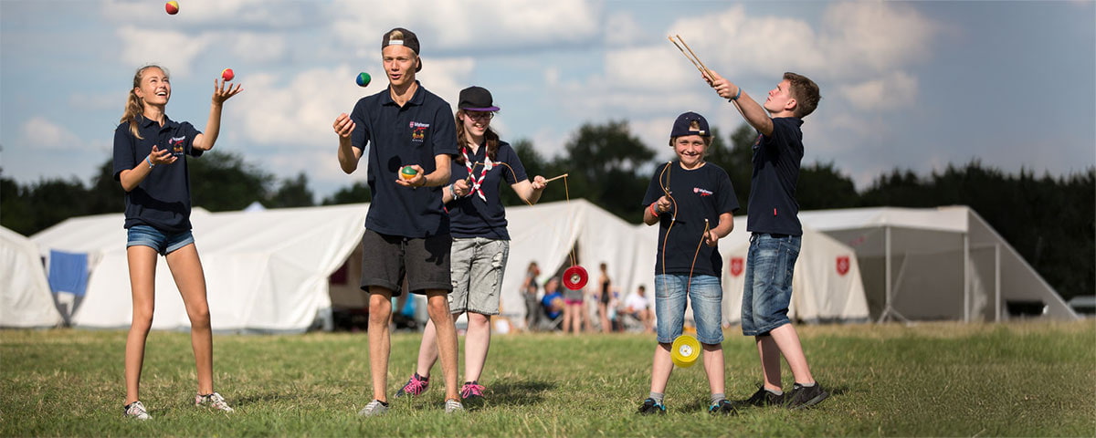 Kinder & Jugendliche spielen draußen, organisiert und betreut von den Maltesern. 